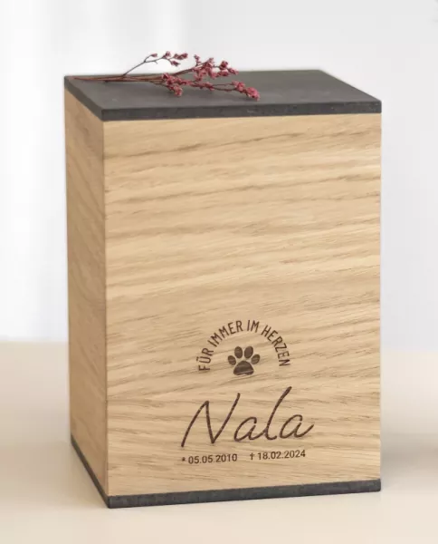 Holztierurne Vega Eiche Gravur-Design Nr. 6