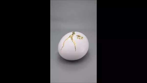 Produktvideo Kintsugi-Tierurne weiß mit goldfarbenem Kintsugi
