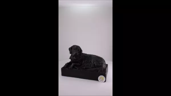 Produktvideo Kunstharzurne Golden Retriever-Skulptur auf Sockel Produktvideo Kunstharzurne Golden Retriever-Skulptur auf Sockel