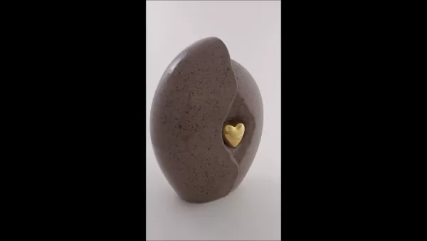 Produktvideo Keramikurne glänzendes Herz, Farbe: braun/beige, 2,2 Liter Produktvideo Keramikurne glänzendes Herz, Farbe: braun/beige, 2,2 Liter